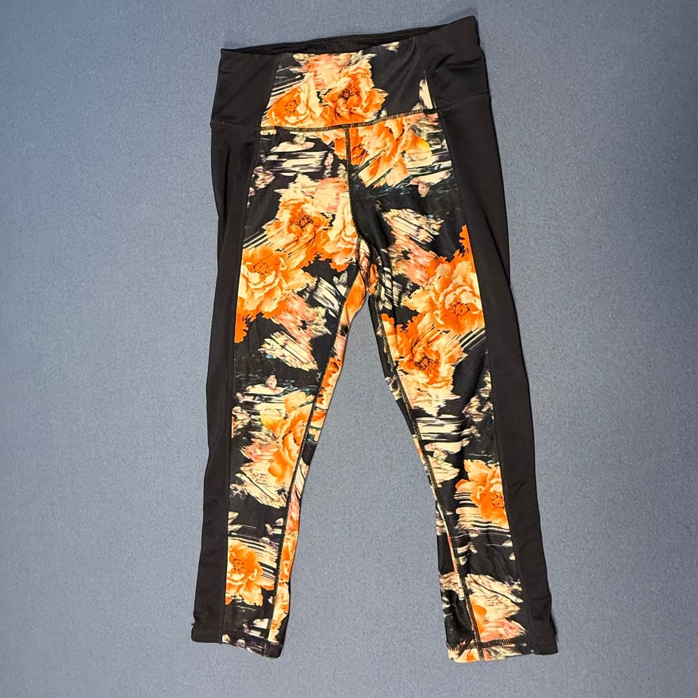 Betsey Johnson Give Love Get Love Printed crop leggings size small